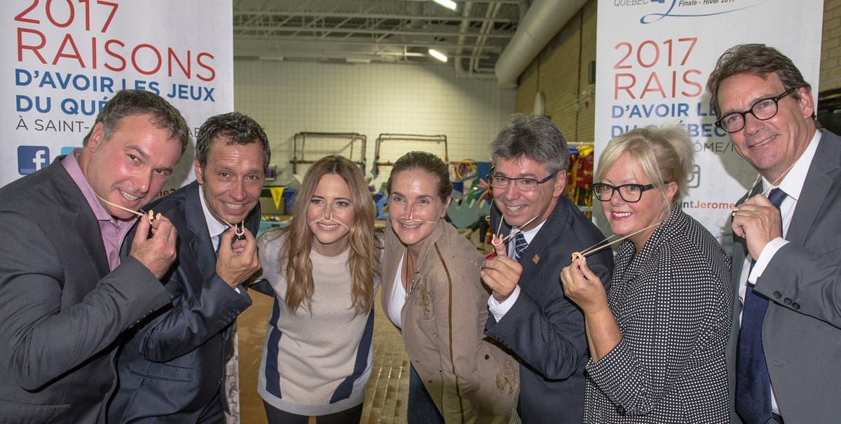 Tous équipés d'un pince-nez, les maires de Mirabel et Saint-Jérôme, Jean Bouchard et Stéphane Maher, Julie Snyder, Sylvie Fré