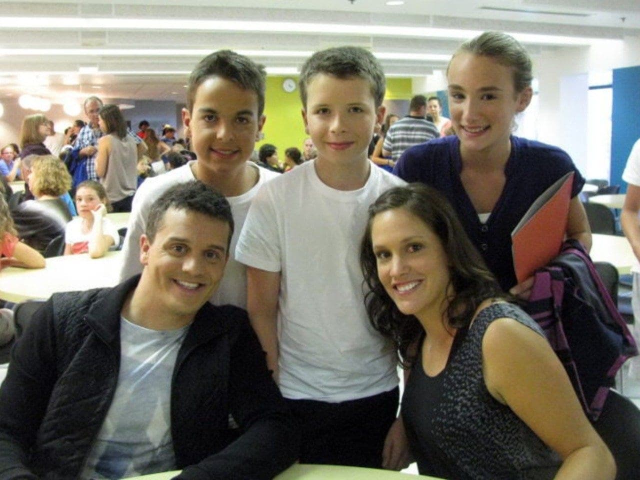 Alexis Pellerin, Louis-Philip Coursol et Ellyciane Paradis en compagnie de Patrice Bélanger et Stéphanie Dubois, lors du tour