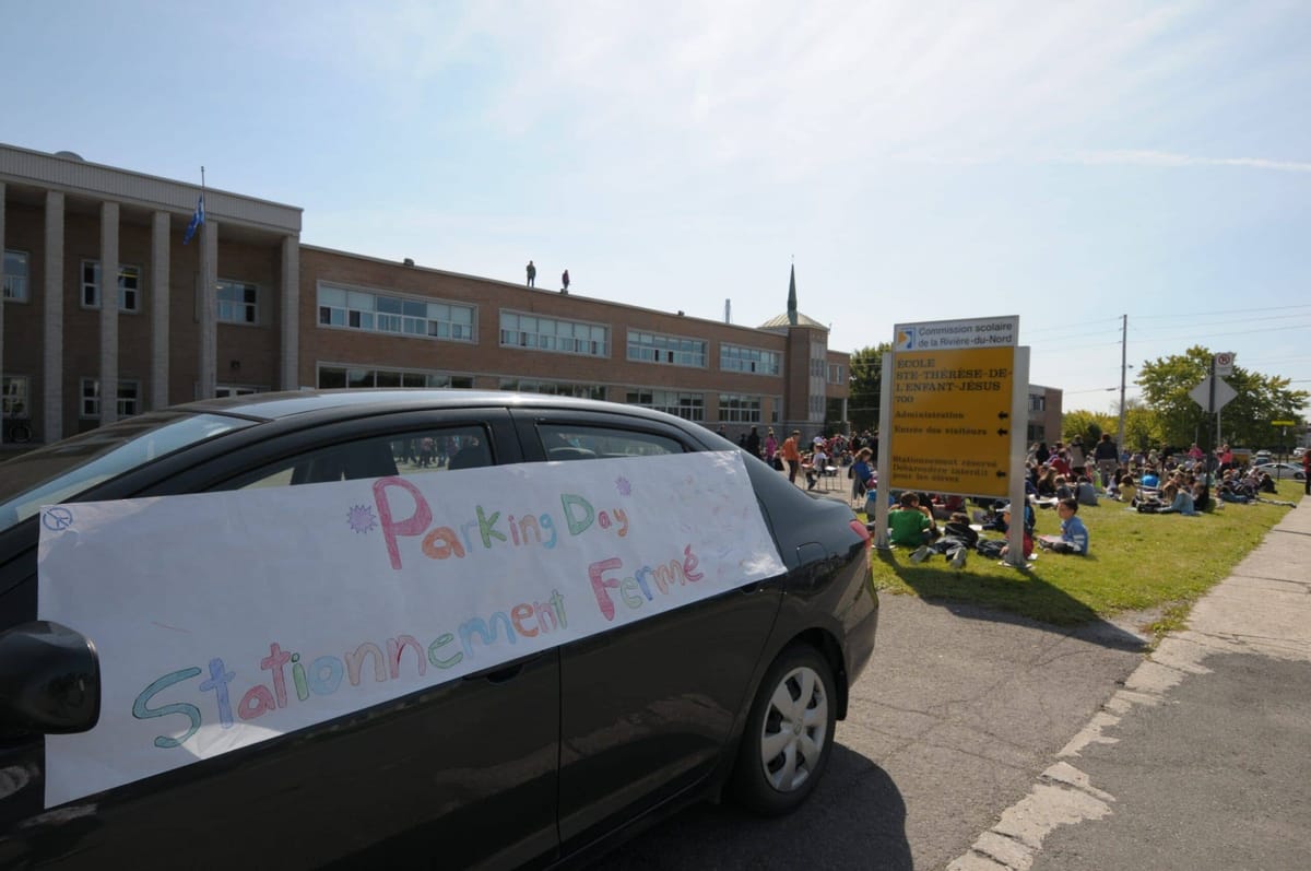 Des élèves occupent le stationnement de l'école