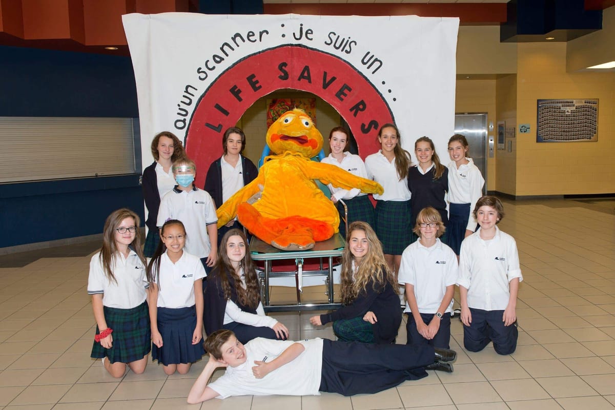 Le comité des élèves de l'Académie Lafontaine et le canard de la Fondation de l'Hôpital attendent vos dons pour la course de