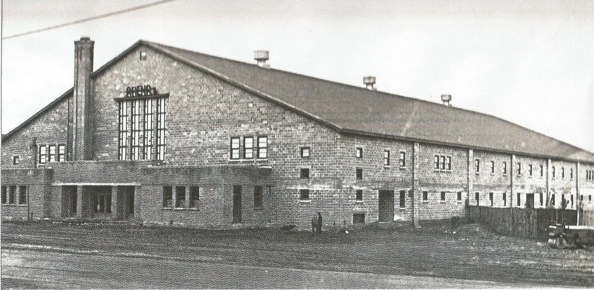 L'aréna Melançon, à Saint-Jérôme, lors de sa construction en 1952.