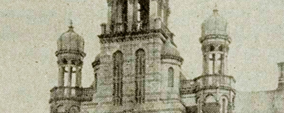 Les tours de l'église de Saint-Jérôme devenue cathédrale sont passées d'un bulbe à un pic.
