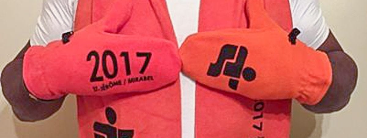 Connu pour laisser tomber les gants au hockey, Georges Laraque porte fièrement les mitaines des Jeux du Québec Saint-Jérôme/M