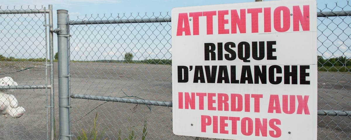 Qui croirait qu'il y aurait des risques d'avalanche à Saint-Jérôme? C'est pourtant le cas, surtout quand le dépot à neige de