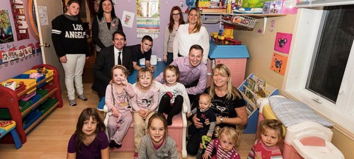 Pierre Karl Péladeau dans une garderie en milieu familial du secteur Bellefeuille, à Saint-Jérôme.