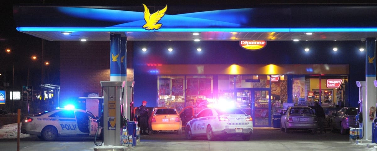 Les policiers de Saint-Jérôme entourent une voiture orange au Ultramar du secteur Saint-Antoine, sur le boulevard des Laurent