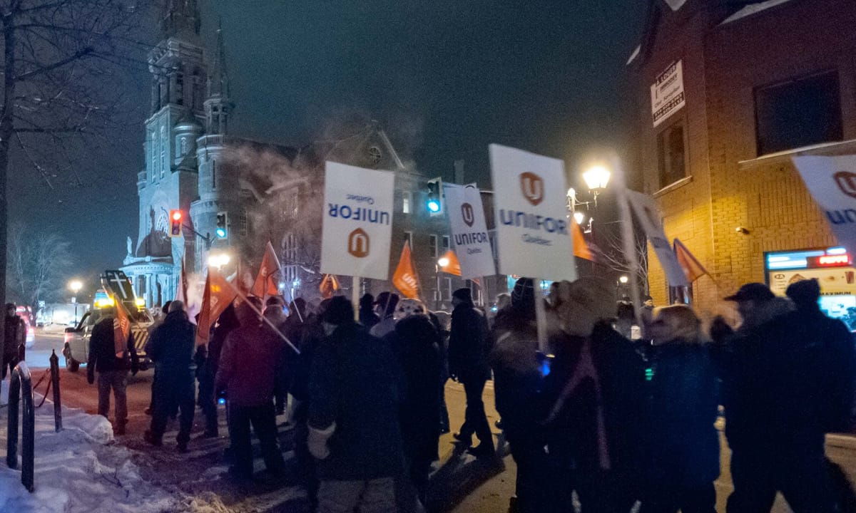 Près de 150 personnes ont marché devant un cercueil de Mueller, le soir du 15 janvier à Saint-Jérôme.