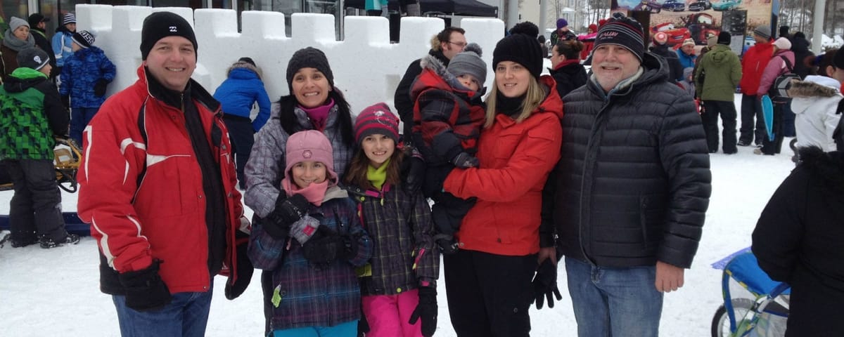 Les conseillers François Boyer et Stéphanie Tremblay, ses enfants ainsi que le maire Jean Dumais, accompagné de sa fille Émil