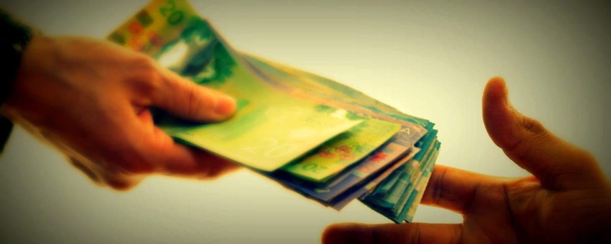 Avant de donner de l'argent à un inconnu, prenez le temps d'y penser.