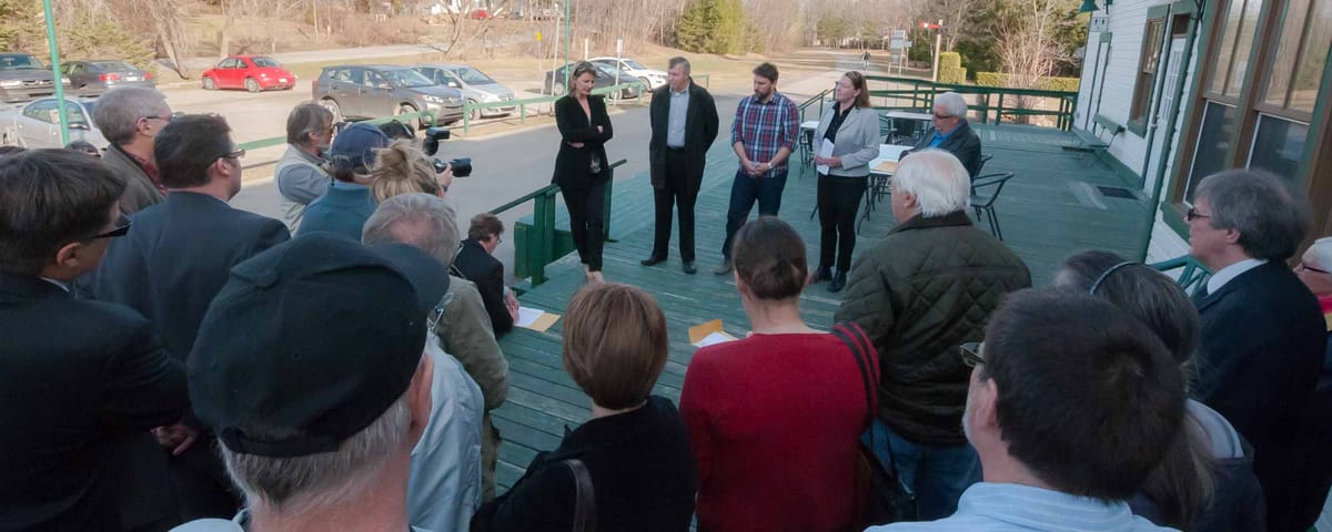 Les cinq conseillers municipaux qui ont quitté le parti de maire se sont adressés aux journalistes et aux citoyens à la Gare