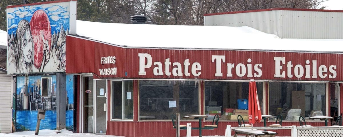 La Patate Trois Étoiles et sa murale, sans doute un hommage à Coca-Cola avec une jeune femme souriante, qui est un souvenir.