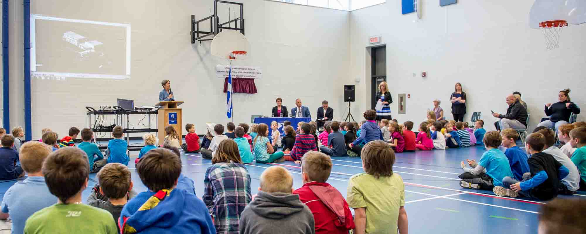 La nouvelle école primaire de Sainte-Sophie, ouverte depuis le début de l'année scolaire, a été inaugurée le 11 mai 2015.