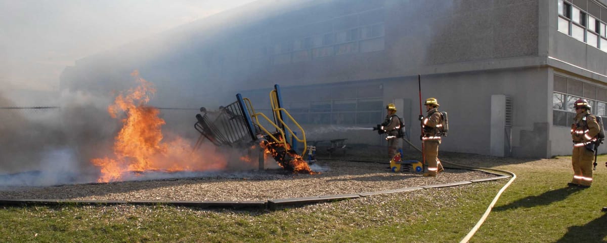 L'aire de jeu de l'école Prévost brûle, le 2 mai 2015. Photos par André Bernier