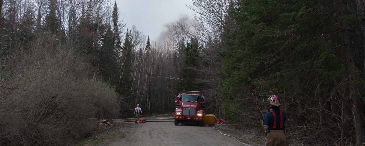 De la fumée était visible de la 17e avenue, causée par un feu de forêt de 8 hectares, à Saint-Hippolyte, le 4 mai 2015.