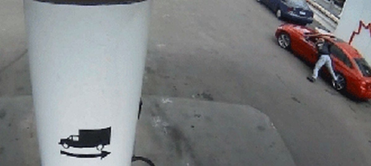 Le policier a tenté d'enlever les clés, l'homme a appuyé sur l'accélérateur. Photo tirée des caméras de surveillance de Petro