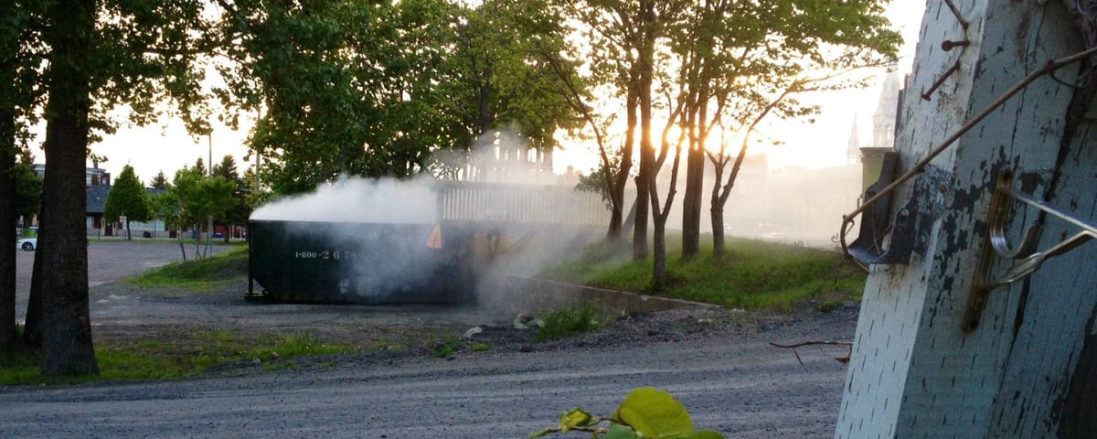 Une épaisse fumée blanche a enveloppé le quartier après l'intervention des pompiers, le 21 mai 2015.