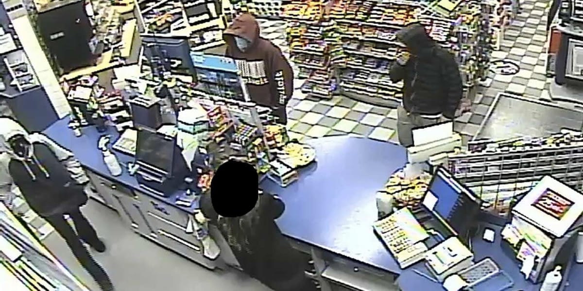 La police de Saint-Jérôme cherche ces trois personnes qui ont volé des cigarettes et de l'argent au petit matin du dimanche 7