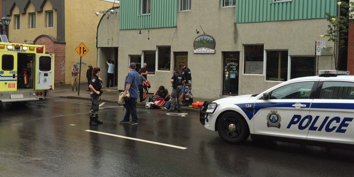 L'homme était allongé devant la façade du restaurant Cambodiana, sur la rue Saint-Georges, le 23 juin 2015.