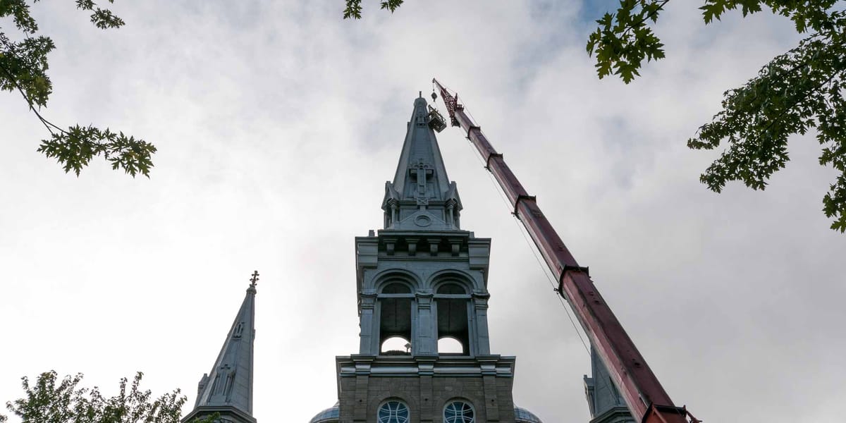 On s'affairait à vérifier la structure du clocher avant d'installer une nouvelle croix au sommet du clocher de la cathédrale