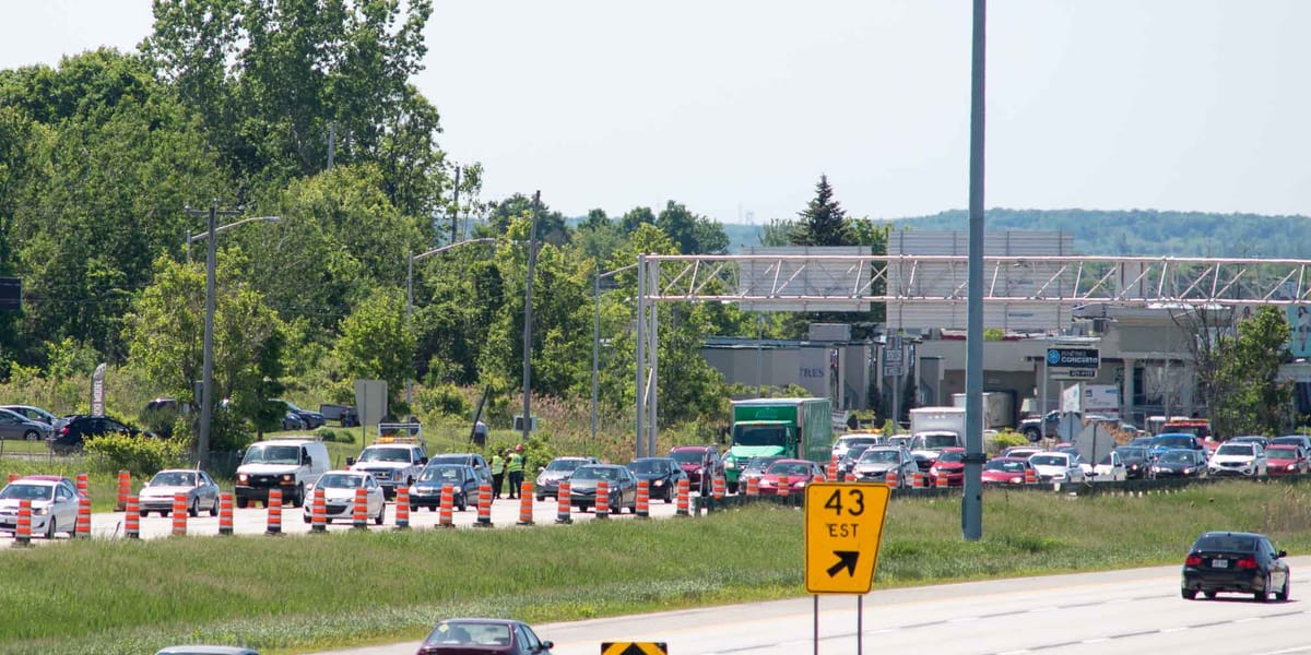 Vers 11h30 le matin du 6 juin, il y avait beaucoup de trafic sur l'autoroute 15 en direction Nord.