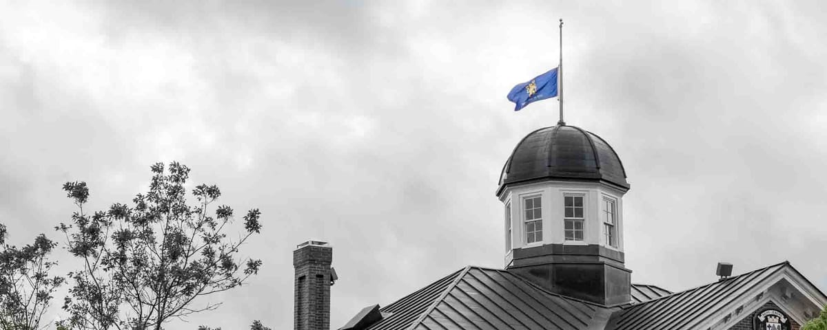 Drapeaux en berne et minute de silence en mémoire des victimes de la COVID-19 à Saint-Jérôme