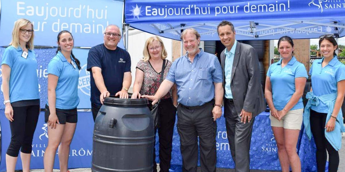 Marie-Audrey Seyer et Alexandra Fortier, membres de la Brigade bleue, le conseiller Mario Fauteux, Carole Doré et Charles Pay