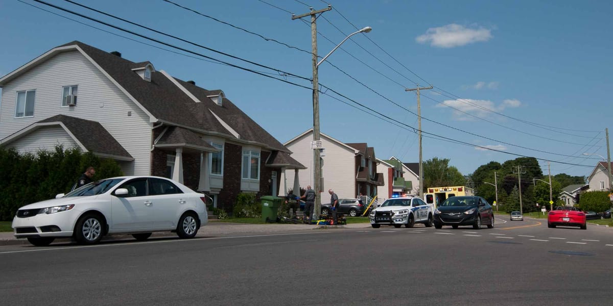 Un cycliste reçoit des soins d'urgence au coin de la 36e avenue et de la rue André-Prévost à Saint-Jérôme, le 3 juillet 2015.