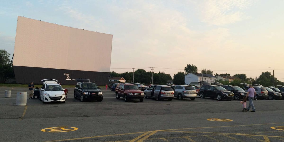 Le ciné-parc, peut-être un loisir qu'on ne pratiquera plus, à mesure que les écrans s'approchent de nos yeux.