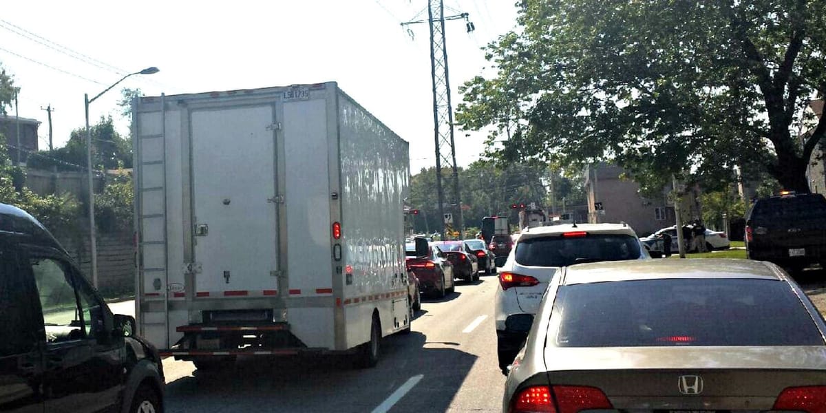Une file de voitures sur le boulevard J.-B.Rolland. Cette fois, la cause était un accident mineur. D'autres fois, la cause es