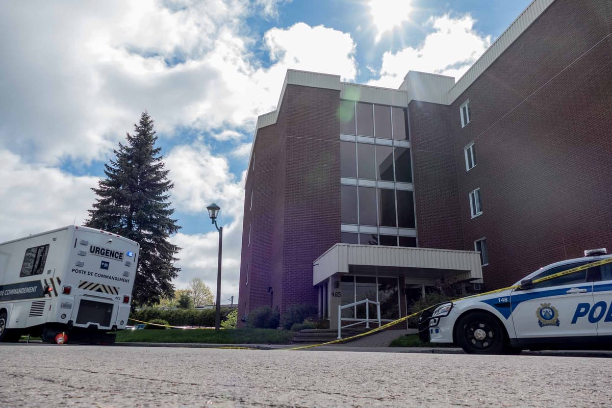 Il y avait plusieurs véhicules sur la rue Rochon, le matin du 23 mai 2017 à Saint-Jérôme.