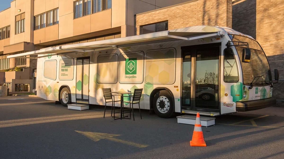 Une caisse Desjardins sur quatre roues