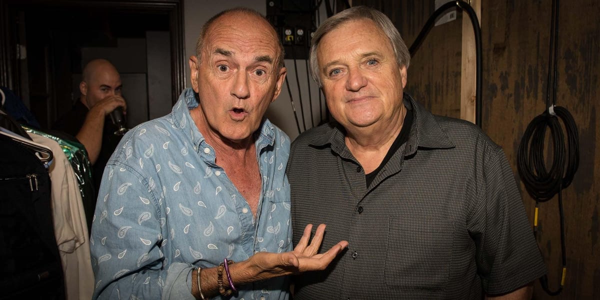Joël Denis et le chanteur Stéphane rigolaient dans leur loge avant le spectacle du 10 septembre au Tapis Rouge.