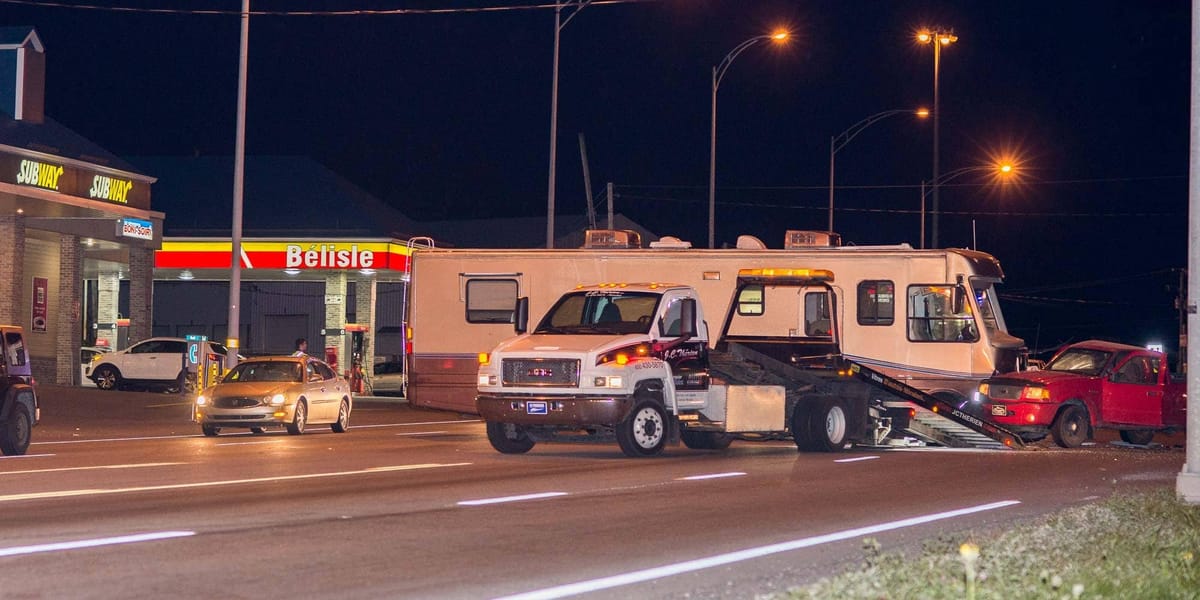 Un VR immobilisé en travers de la route 158, près de l'autoroute 15, après un accident avec une camionnette, le 7 octobre 201