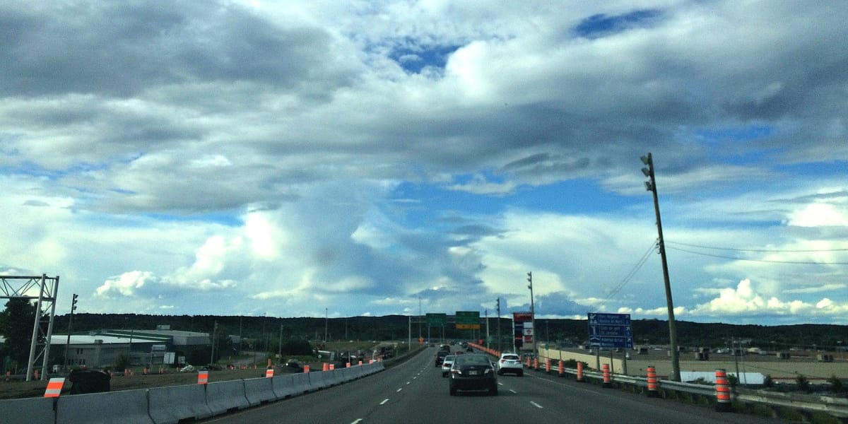 En cours depuis 2015, les travaux visant à remplacer les ponts d'étagement qui chevauchent le boul. Lajeunesse à Saint-Jérôme