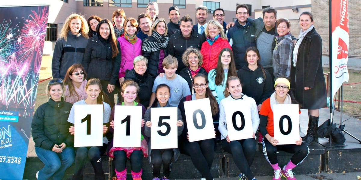 Au centre, le porte-parole Patrick Groulx, entouré du personnel et membres de la direction de l’Académie Lafontaine, du perso