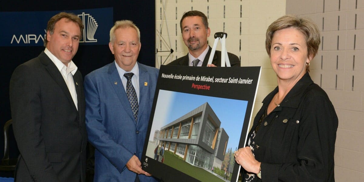 Le maire de Mirabel, Jean Bouchard, Jean-Pierre Joubert, Stéphane Froment et Lise Allaire, de la Commission scolaire de la Ri