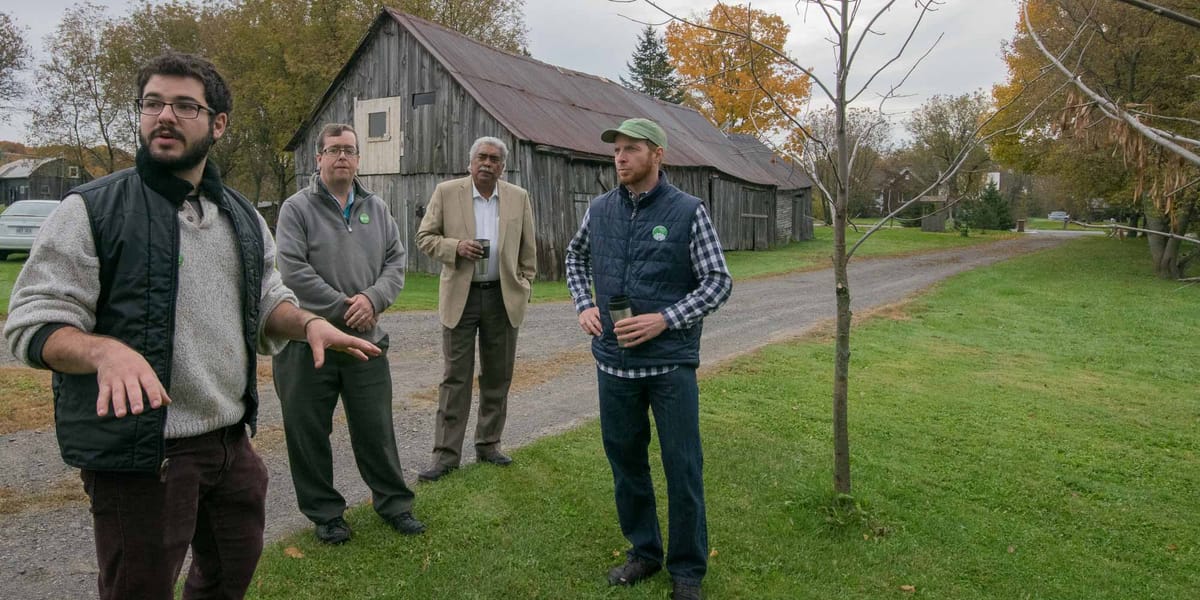 Alexandre Raymond-Desjardins fait visiter la terre familiale de la côte St-Pierre, à Mirabel, où le pipeline Énergie Est devr