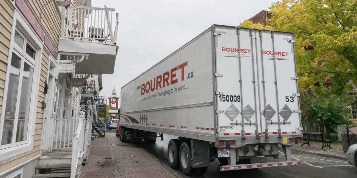 La remorque du camion a accroché le balcon de l'édifice qui fait le coin des rues De Villemure et de la Gare, le 13 octobre 2