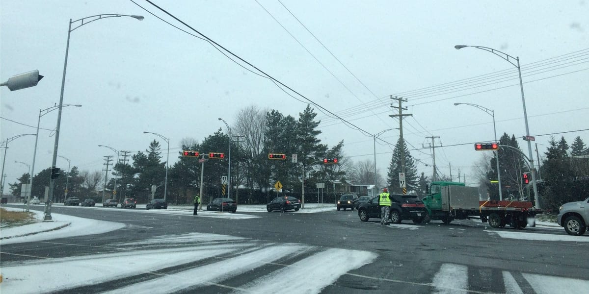 Deux policiers de Saint-Jérôme font la circulation à l'instersection de la route 158 et de la 20e avenue, à Saint-Antoine, le