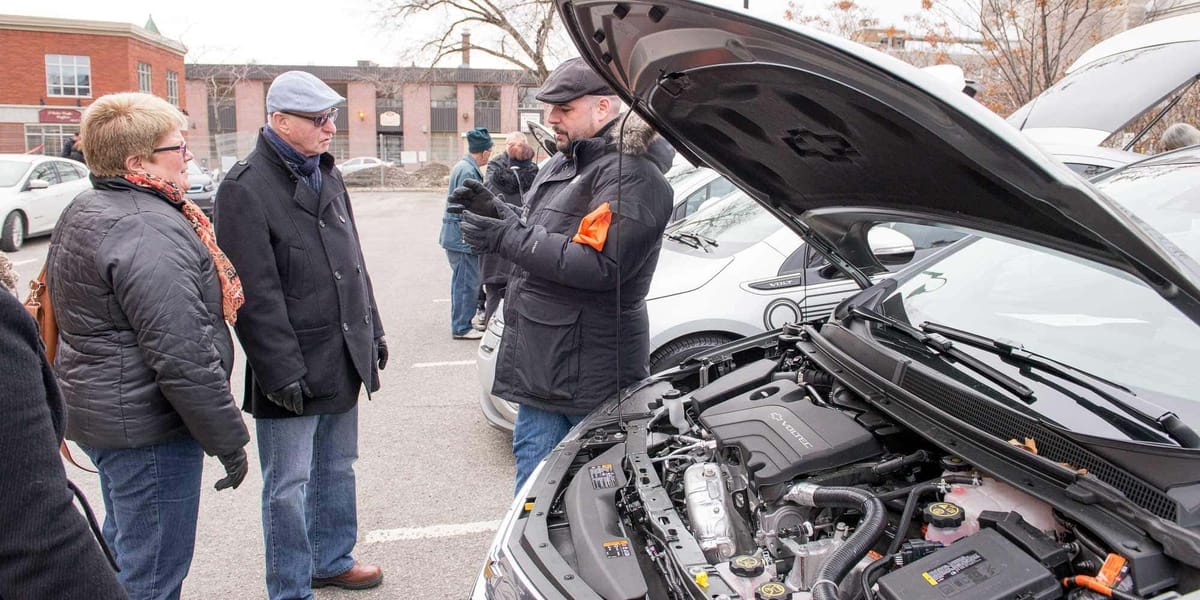 Les autos changent, mais pas les humains! Rien de tel qu'un coup d'oeil sous le capot quand une auto nous intéresse.