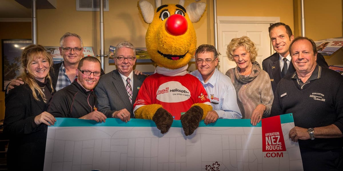 Christine Dubuc et Alain Goyer, de Voyages Boca, Éric Clément, coordonateur de Nez rouge, le directeur de la Chambre de comme