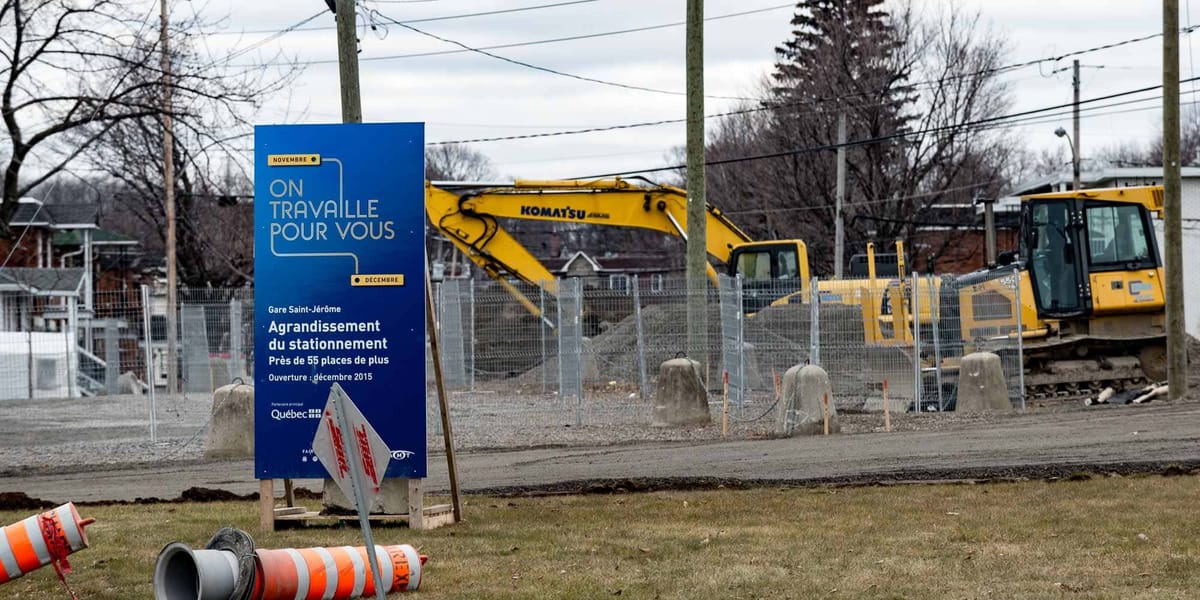 Le stationnement du train a presque 800 places