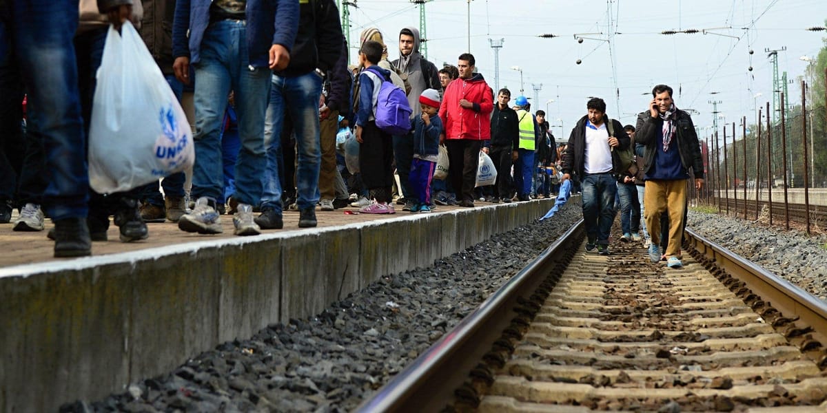 Des réfugiés arrivés par train en Hongrie marchent vers l'Allemagne, le 6 octobre 2015. Plusieurs d'entre eux fuient la guerr