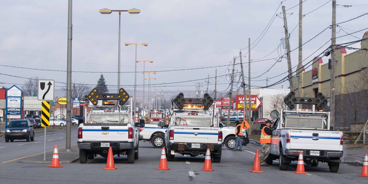 La route 117 était fermée par trois camions du ministère des Transports du Québec, le matin du 5 décembre 2015.