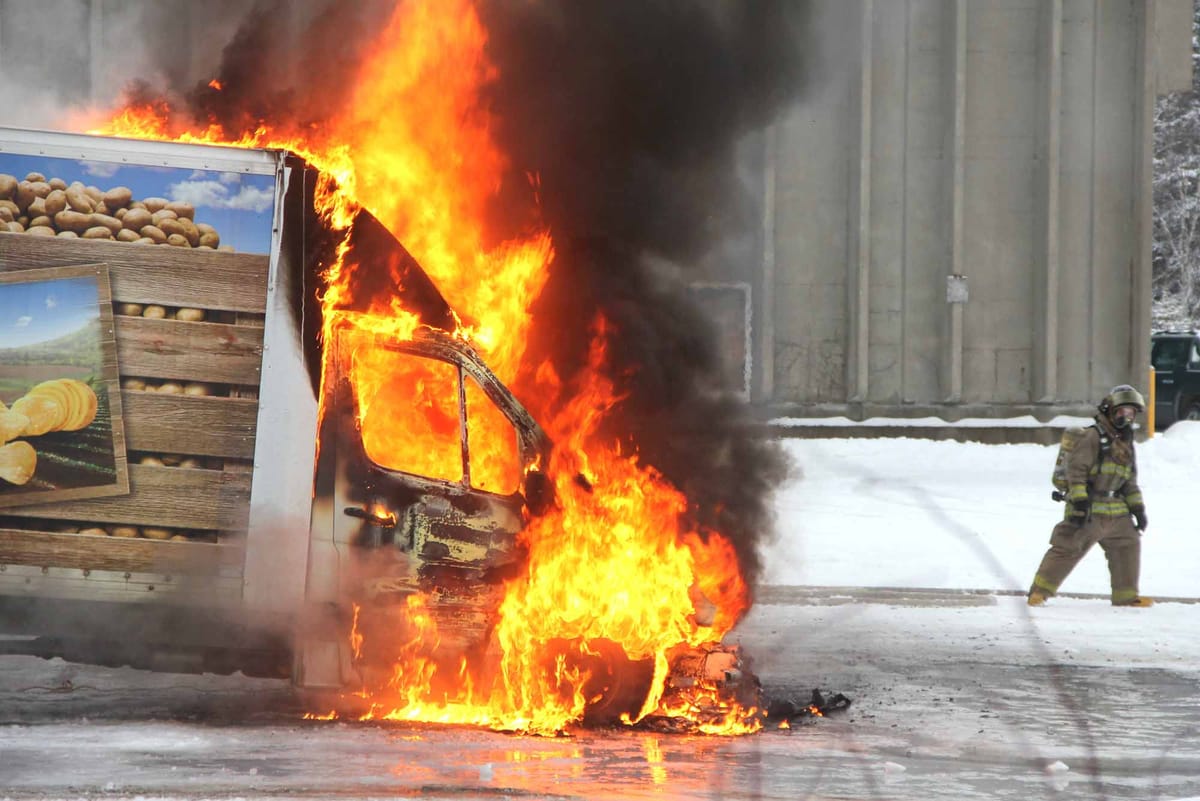 De la glace, un camion, des flammes, le 29 janvier 2016 à Sainte-Agathe-des-Monts. Photo par Alexandre Parent Léveillé