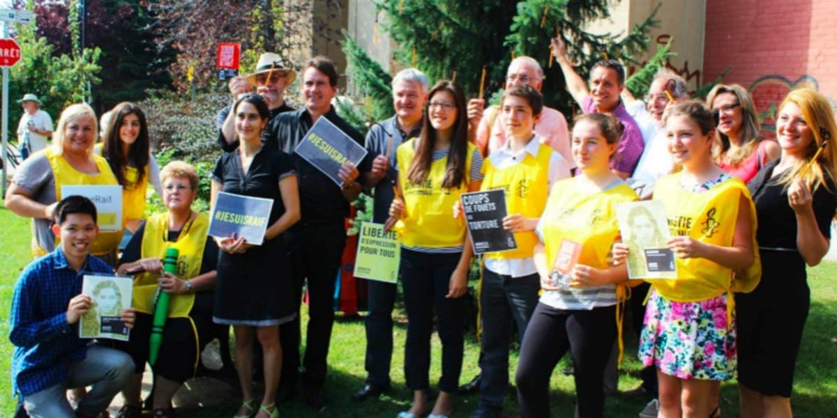 Le groupe Amnistie internationale de l'Académie Lafontaine, avec les invités d'honneur qui ont rendu hommage à Raïf Badawi.