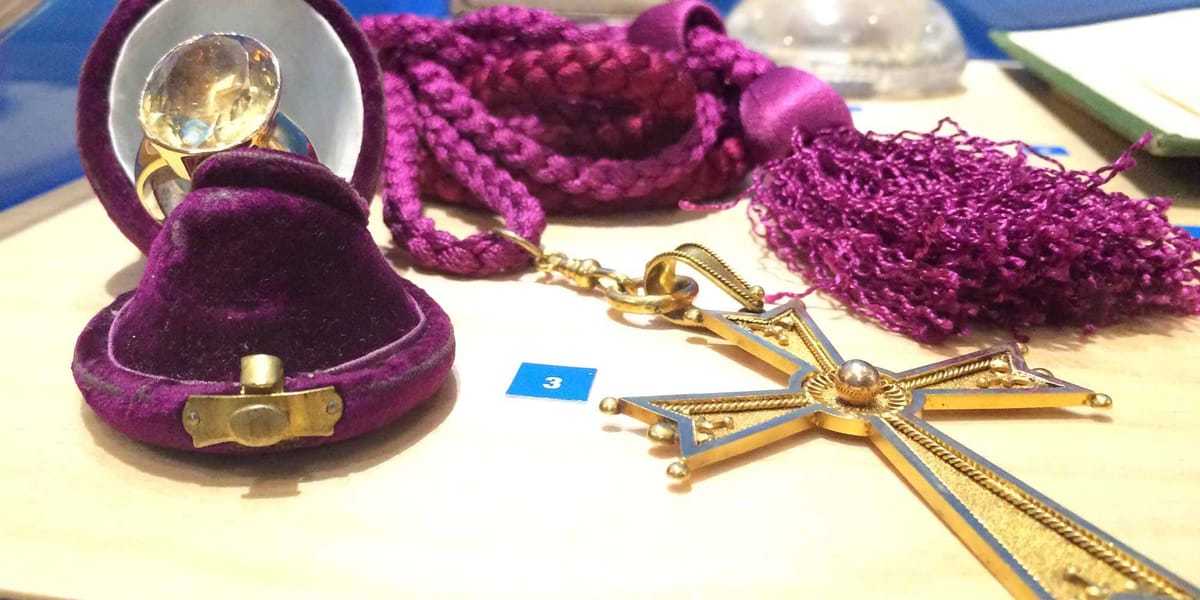 La bague, dans son étui pourpre, et la croix que portait le curé Labelle. Il l'avait reçue en cadeau du pape en 1889.