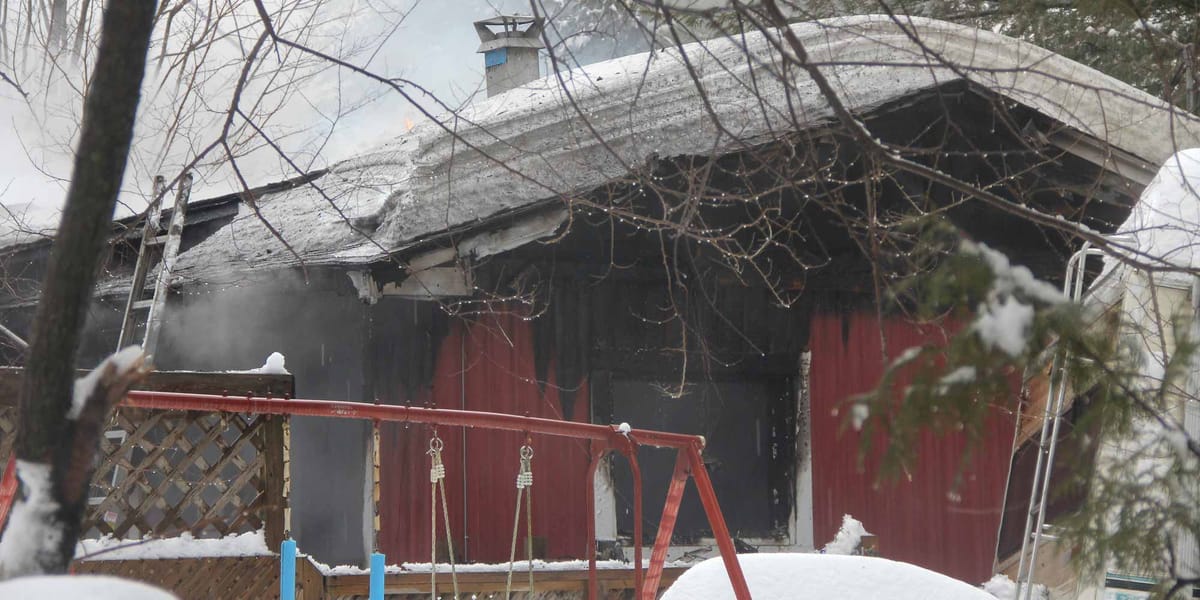 Cette maison rouge de la rue Raymond à Prévost a été noircie par les flammes, le 20 février 2016. Photos par Alexandre Parent