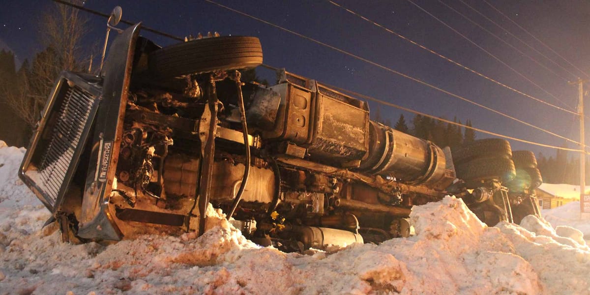 Le camion-remorque était sur le côté après être sorti de route et avoir arraché un lampadaire. Photos par Alexandre Parent Lé