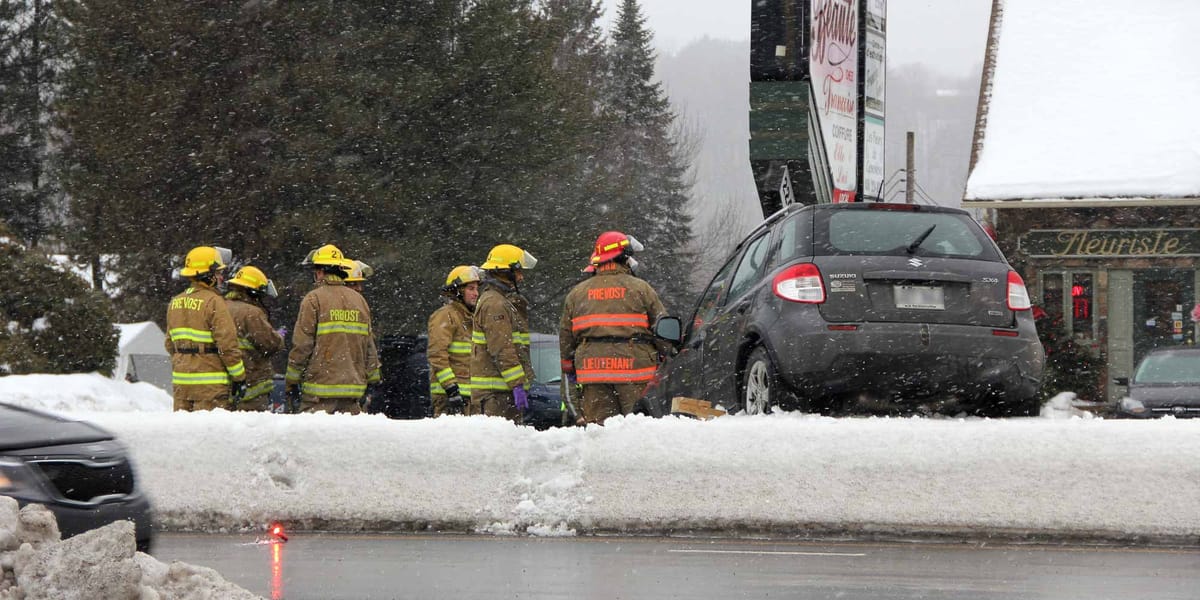 La voiture était grimpée sur le terre-plein de la route 117, face à la rue Saint-Onge, à Prévost, le 25 février 2016. Photos